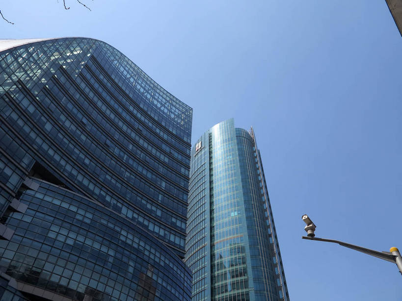 无人,高楼大厦,横图,室外,白天,仰视,度假,显示器,美景,窗户,落地窗,城市风光,标志建筑,城市,大厦,地标,建筑,摩天大楼,上海,中国,亚洲,一排,许多,阴影,整齐,并列,并排,光线,屏幕,影子,景观,很多,娱乐,显示屏,建设,玻璃窗,排列,蓝色,蓝天,天空,阳光,天,观察,享受,休闲,景色,放松,晴朗,申,察看,调查,队列,监视器,平行,监控,玻璃幕墙,输出设备,考察,黄浦区,东亚,监控设备,上海市,万里无云,中华人民共和国,沪,华东地区,观测,视察,监控设置,监控装备,晴空,晴空万里,彩图,低角度拍摄,大楼,高层建筑,高楼,摩天楼,河南中路,shslj1,厦门国际银行