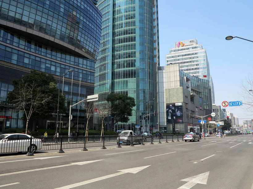 无人,高楼大厦,横图,室外,白天,仰视,度假,美景,植物,城市风光,标志建筑,城市,大厦,道路,地标,建筑,路,路灯,摩天大楼,指示牌,公路,汽车,照明,上海,中国,亚洲,阴影,光线,英文,标志,路标,数字,文字,影子,字符,字母,景观,建筑群,灯光,分界线,停车线,交通,方向,娱乐,标识,建设,路牌,箭头,车,灯,树,树木,蓝色,绿色,蓝天,天空,阳光,自然,交通工具,轿车,天,驾驶,行驶,享受,休闲,汉字,景色,放松,阿拉伯数字,生长,晴朗,成长,英文字母,车行道,车行道分界线,操纵,照亮,申,控制,指向,照明设备,中文,载具,标线,驾车,黄浦区,东亚,操控,车行线,上海市,万里无云,中华人民共和国,沪,华东地区,簇,把持,国文,华文,晴空,晴空万里,马路,彩图,低角度拍摄,大楼,高层建筑,高楼,摩天楼,河南中路,shslj1,厦门国际银行