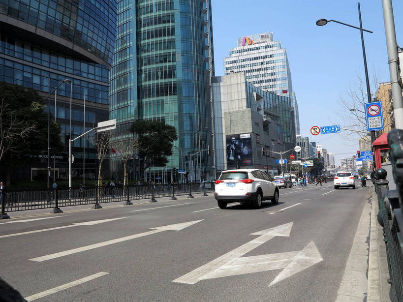 无人,高楼大厦,横图,室外,白天,仰视,度假,美景,植物,城市风光,标志建筑,城市,大厦,道路,地标,建筑,路,路灯,摩天大楼,指示牌,公路,汽车,照明,上海,中国,亚洲,阴影,光线,英文,标志,路标,数字,文字,影子,字符,字母,景观,建筑群,灯光,分界线,停车线,交通,方向,娱乐,标识,建设,路牌,箭头,车,灯,树,树木,蓝色,绿色,蓝天,天空,阳光,自然,交通工具,轿车,天,驾驶,行驶,享受,休闲,汉字,景色,放松,阿拉伯数字,生长,晴朗,成长,英文字母,车行道,车行道分界线,操纵,照亮,申,控制,指向,照明设备,中文,载具,标线,驾车,黄浦区,东亚,操控,车行线,上海市,万里无云,中华人民共和国,沪,华东地区,簇,把持,国文,华文,晴空,晴空万里,马路,彩图,低角度拍摄,大楼,高层建筑,高楼,摩天楼,河南中路,shslj1,厦门国际银行