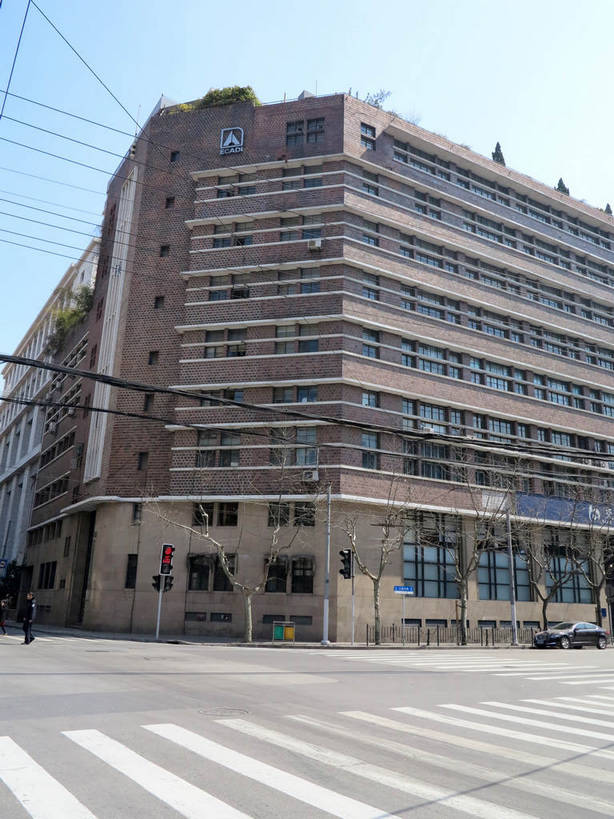 无人,银行,高楼大厦,竖图,室外,白天,仰视,度假,安全,美景,城市风光,标志建筑,城市,大厦,道路,地标,建筑,路,摩天大楼,人行横道,公路,上海,中国,亚洲,阴影,电力,光线,标志,电线,文字,线,影子,字符,景观,红绿灯,人行道,电能,信号灯,交通,线路,娱乐,标识,建设,蓝色,蓝天,天空,阳光,天,享受,休闲,汉字,景色,放松,警示,金融,理财,经济,晴朗,电,电源,电源线,申,资金,提示,中文,人行横道线,能量,流通,贸易,黄浦区,东亚,上海市,交通信号灯,万里无云,行人信号灯,中华人民共和国,沪,华东地区,国文,华文,晴空,晴空万里,斑马线,马路,彩图,低角度拍摄,大楼,高层建筑,高楼,摩天楼,机构,金融机构,二马路,九江路,shslj1,礼和洋行