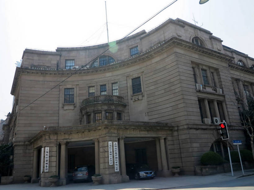 无人,横图,室外,白天,仰视,旅游,度假,安全,美景,窗户,城市风光,标志建筑,城市,道路,地标,建筑,路,公路,汽车,上海,中国,亚洲,停靠,阴影,电力,光线,标志,电线,电线杆,文字,线,影子,字符,墙,景观,红绿灯,电能,信号灯,交通,线路,娱乐,标识,建设,玻璃窗,墙壁,墙面,车,蓝色,蓝天,天空,阳光,交通工具,轿车,天,享受,休闲,汉字,景色,放松,警示,晴朗,电,电源,申,提示,停泊,中文,载具,能量,流通,黄浦区,东亚,上海市,交通信号灯,万里无云,行人信号灯,中华人民共和国,沪,华东地区,国文,华文,晴空,晴空万里,马路,彩图,低角度拍摄,二马路,九江路,shslj1,上海医疗器械集团