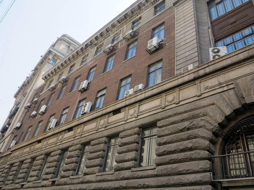 无人,横图,室外,白天,仰视,旅游,度假,美景,窗户,城市风光,标志建筑,城市,地标,建筑,上海,中国,亚洲,阴影,光线,电器,影子,墙,景观,娱乐,建设,玻璃窗,墙壁,墙面,空调,蓝色,蓝天,天空,阳光,天,享受,休闲,景色,放松,晴朗,申,调节,舒适,家电,家用电器,调整,黄浦区,东亚,汉口路,上海市,万里无云,中华人民共和国,沪,华东地区,空气调节器,晴空,晴空万里,彩图,低角度拍摄,shslj1,外滩啤酒总汇,中粮上海粮油进出口有限公司