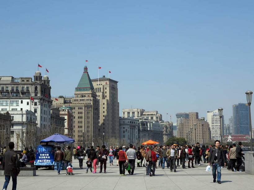 东方人,餐厅,家,高楼大厦,走,横图,全景,室外,白天,正面,度假,美景,天际线,植物,城市风光,标志建筑,城市,大厦,地标,建筑,摩天大楼,旗帜,上海,中国,亚洲,行人,游客,游人,阴影,服装,飘扬,光线,伞,影子,雨伞,遮阳伞,房屋,屋子,景观,公寓,建筑群,许多人,休闲装,黄种人,娱乐,旗子,阳伞,建设,黄浦江,洋房,楼房,路人,旅客,住宅,树,树木,衣服,蓝色,绿色,蓝天,天空,阳光,自然,外滩,天,一群人,享受,休闲,休闲服,景色,放松,服饰,南京东路,生长,晴朗,成长,飘逸,申,太阳伞,飞扬,和平饭店,黄浦区,东亚,中国银行大楼,中山东一路,上海市,万里无云,中华人民共和国,沪,华东地区,旌旗,旗号,过客,男人,男性,年轻男性,年轻女性,女人,女性,中年男性,中年女性,亚洲人,晴空,晴空万里,步行,散步,走路,半身,彩图,房子,餐馆,大楼,饭店,饭馆,高层建筑,高楼,摩天楼,黄埔滩,上海外滩,外黄埔滩,上海中国银行大楼,shslj1