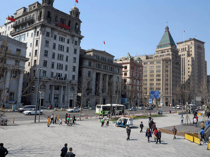 东方人,银行,餐厅,高楼大厦,走,横图,室外,白天,正面,度假,美景,植物,城市风光,标志建筑,城市,大厦,道路,地标,建筑,路,摩天大楼,公路,公共汽车,汽车,旗帜,国旗,上海,中国,亚洲,行人,游客,游人,阴影,服装,飘扬,光线,影子,景观,巴士,公交车,交通,许多人,休闲装,黄种人,娱乐,建设,黄浦江,五星红旗,路人,旅客,车,树,树木,衣服,蓝色,绿色,蓝天,天空,阳光,自然,交通工具,轿车,外滩,天,驾驶,行驶,一群人,享受,休闲,休闲服,景色,放松,金融,理财,服饰,南京东路,生长,经济,晴朗,成长,飘逸,操纵,申,控制,资金,载具,飞扬,驾车,流通,贸易,和平饭店,黄浦区,中国国旗,东亚,操控,台湾银行大楼,友邦大厦,中国银行大楼,中山东一路,上海市,万里无云,中华人民共和国,沪,华东地区,把持,过客,男人,男性,年轻男性,年轻女性,女人,女性,中年男性,中年女性,亚洲人,旗,晴空,晴空万里,马路,步行,散步,走路,半身,彩图,餐馆,大楼,饭店,饭馆,高层建筑,高楼,摩天楼,红地五星旗,中华人民共和国国旗,黄埔滩,上海外滩,外黄埔滩,机构,金融机构,上海中国银行大楼,招商银行上海分行,shslj1