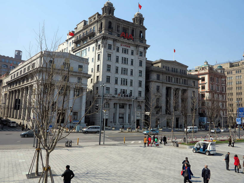 东方人,银行,餐厅,高楼大厦,走,横图,室外,白天,正面,度假,美景,植物,城市风光,标志建筑,城市,大厦,道路,地标,建筑,路,摩天大楼,公路,汽车,旗帜,国旗,上海,中国,亚洲,行人,游客,游人,阴影,服装,飘扬,光线,影子,景观,交通,许多人,休闲装,黄种人,娱乐,建设,黄浦江,五星红旗,路人,旅客,车,树,树木,衣服,蓝色,绿色,蓝天,天空,阳光,自然,交通工具,轿车,外滩,天,驾驶,行驶,一群人,享受,休闲,休闲服,景色,放松,金融,理财,服饰,南京东路,生长,经济,晴朗,成长,飘逸,操纵,申,控制,资金,载具,飞扬,驾车,流通,贸易,和平饭店,黄浦区,中国国旗,东亚,操控,台湾银行大楼,友邦大厦,中国银行大楼,中山东一路,上海市,万里无云,中华人民共和国,沪,华东地区,把持,过客,男人,男性,年轻男性,年轻女性,女人,女性,中年男性,中年女性,亚洲人,旗,晴空,晴空万里,马路,步行,散步,走路,半身,彩图,餐馆,大楼,饭店,饭馆,高层建筑,高楼,摩天楼,红地五星旗,中华人民共和国国旗,黄埔滩,上海外滩,外黄埔滩,机构,金融机构,上海中国银行大楼,招商银行上海分行,shslj1