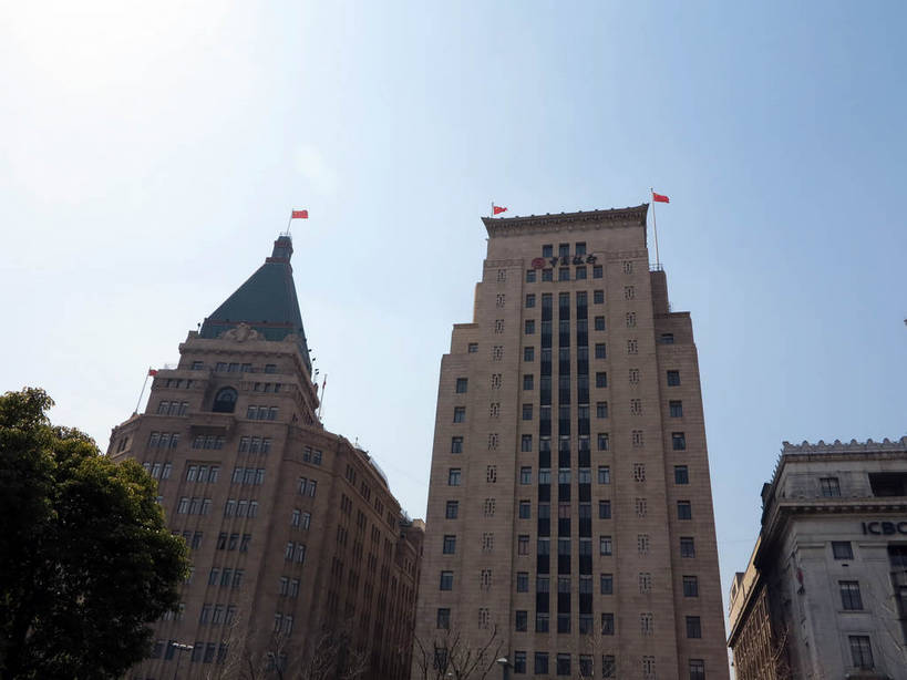 无人,银行,餐厅,高楼大厦,横图,室外,白天,仰视,度假,美景,植物,城市风光,标志建筑,城市,大厦,地标,建筑,摩天大楼,旗帜,国旗,上海,中国,亚洲,阴影,飘扬,光线,标志,文字,影子,字符,景观,娱乐,标识,建设,黄浦江,五星红旗,树,树木,蓝色,绿色,蓝天,天空,阳光,自然,外滩,天,享受,休闲,汉字,景色,放松,金融,理财,南京东路,生长,经济,晴朗,成长,飘逸,申,资金,中文,飞扬,流通,贸易,和平饭店,黄浦区,中国国旗,东亚,中国银行大楼,中山东一路,上海市,万里无云,中华人民共和国,沪,华东地区,国文,华文,旗,晴空,晴空万里,彩图,低角度拍摄,餐馆,大楼,饭店,饭馆,高层建筑,高楼,摩天楼,红地五星旗,中华人民共和国国旗,黄埔滩,上海外滩,外黄埔滩,机构,金融机构,上海中国银行大楼,shslj1