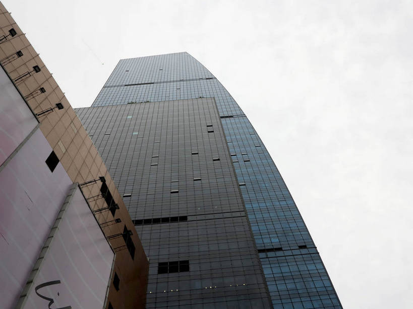 无人,高楼大厦,商店,横图,室外,白天,仰视,购物,度假,消费,美景,窗户,落地窗,城市风光,标志建筑,超市,城市,大厦,地标,建筑,摩天大楼,商场,上海,中国,亚洲,一排,许多,整齐,并列,并排,信息,景观,很多,娱乐,建设,海报,玻璃窗,广告,排列,蓝色,天空,天,享受,休闲,景色,放松,金融,百货,申,队列,宣传,平行,选购,玻璃幕墙,贸易,百货公司,东亚,长宁区,龙之梦购物中心,上海市,中华人民共和国,沪,华东地区,血拼,彩图,低角度拍摄,大楼,高层建筑,高楼,购物商场,购物中心,摩天楼,商业中心,招贴,龙之梦,shslj1