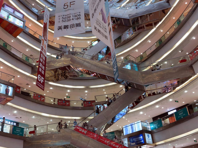 东方人,商店,栏杆,站,横图,室内,白天,仰视,购物,度假,消费,美景,楼梯,城市风光,超市,城市,电梯,商场,照明,上海,中国,亚洲,阴影,服装,光线,英文,标志,扶手,数字,文字,影子,字符,字母,电动扶梯,阶梯,景观,灯光,自动扶梯,运输工具,许多人,休闲装,黄种人,娱乐,标识,护栏,顶灯,顾客,台阶,灯,衣服,灯具,站着,一群人,享受,休闲,休闲服,汉字,景色,放松,金融,百货,阿拉伯数字,服饰,英文字母,照亮,申,照明设备,中文,选购,贸易,百货公司,东亚,长宁区,龙之梦购物中心,上海市,中华人民共和国,沪,华东地区,血拼,国文,华文,主顾,男人,男性,年轻男性,年轻女性,女人,女性,中年男性,中年女性,亚洲人,站立,半身,彩图,低角度拍摄,购物商场,购物中心,商业中心,龙之梦,扶手电梯,升降设备,运输带,自动行人电梯,电扶梯,shslj1