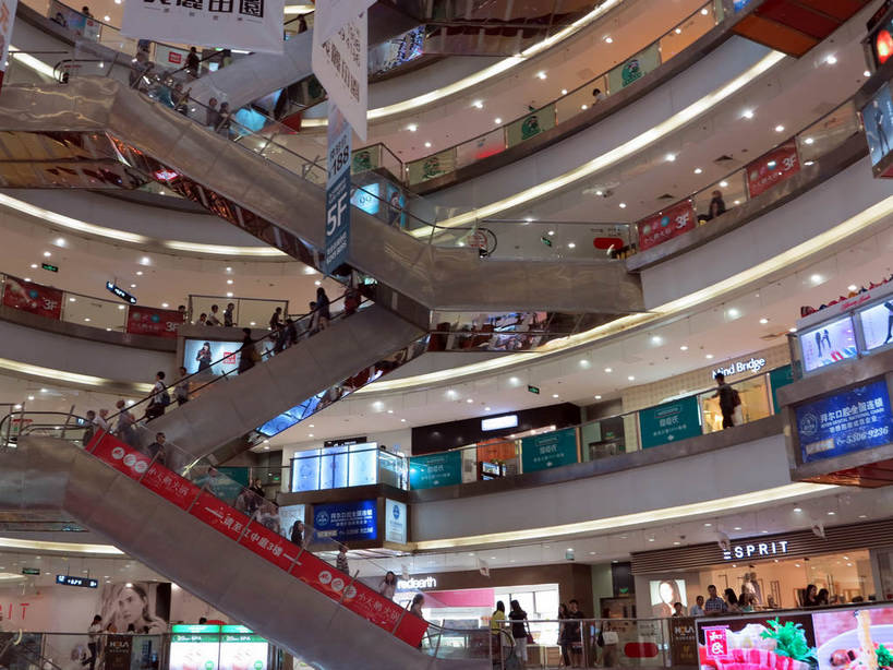 东方人,商店,栏杆,站,横图,室内,白天,仰视,购物,度假,消费,美景,楼梯,城市风光,超市,城市,电梯,商场,照明,上海,中国,亚洲,阴影,服装,光线,英文,标志,扶手,数字,文字,影子,字符,字母,电动扶梯,阶梯,景观,灯光,自动扶梯,运输工具,许多人,休闲装,黄种人,娱乐,标识,护栏,顶灯,顾客,台阶,灯,衣服,灯具,站着,一群人,享受,休闲,休闲服,汉字,景色,放松,金融,百货,阿拉伯数字,服饰,英文字母,照亮,申,照明设备,中文,选购,贸易,百货公司,东亚,长宁区,龙之梦购物中心,上海市,中华人民共和国,沪,华东地区,血拼,国文,华文,主顾,男人,男性,年轻男性,年轻女性,女人,女性,中年男性,中年女性,亚洲人,站立,半身,彩图,低角度拍摄,购物商场,购物中心,商业中心,龙之梦,扶手电梯,升降设备,运输带,自动行人电梯,电扶梯,shslj1