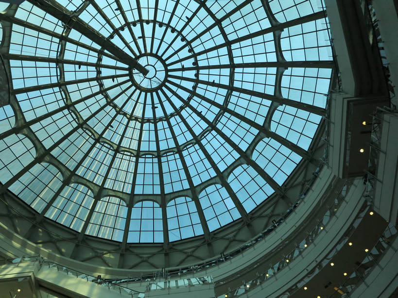 无人,商店,横图,室内,白天,仰视,购物,度假,消费,美景,窗户,城市风光,超市,城市,商场,照明,上海,中国,亚洲,阴影,光线,影子,天窗,景观,灯光,娱乐,顶灯,玻璃窗,灯,灯具,享受,休闲,景色,放松,金融,百货,港汇广场,徐家汇,照亮,申,照明设备,选购,贸易,百货公司,东亚,徐汇区,上海市,中华人民共和国,沪,华东地区,虹桥路,血拼,彩图,低角度拍摄,购物商场,购物中心,商业中心,港汇恒隆广场,shslj1