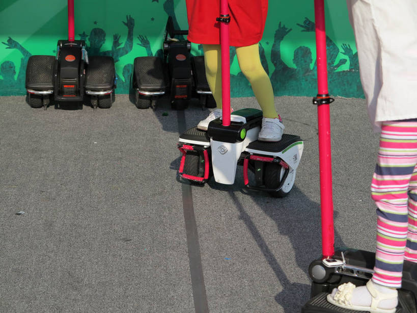 东方人,儿童,腿部,腿,两个人,站,横图,室外,白天,正面,纯洁,纺织品,亚洲,阴影,光线,布,影子,织物,黄种人,袜子,车,小孩,阳光,交通工具,站着,可爱,童年,童趣,布匹,载具,童真,烂漫,无邪,尼龙,四辆,天真,女孩,女人,女性,亚洲人,站立,半身,彩图,赛格威,思维车,锦纶,耐纶,尼龙袜,女生,shslj1