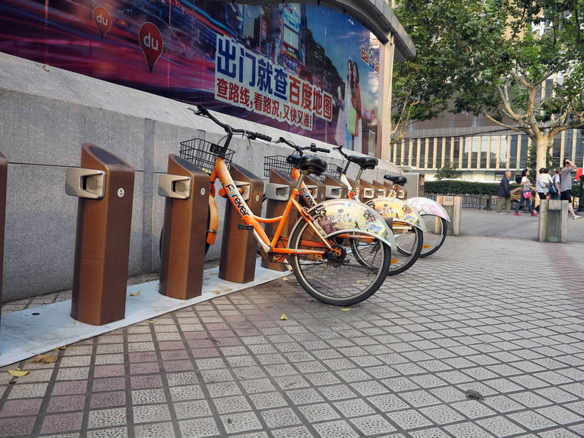 无人,横图,室外,白天,正面,度假,美景,植物,城市风光,城市,自行车,一排,停靠,整齐,标志,文字,字符,墙,景观,娱乐,标识,墙壁,墙面,车,脚踏车,树,树木,排列,绿色,自然,交通工具,享受,休闲,汉字,景色,放松,生长,成长,队列,停泊,中文,载具,国文,华文,彩图,公共自行车,自助自行车,shslj1