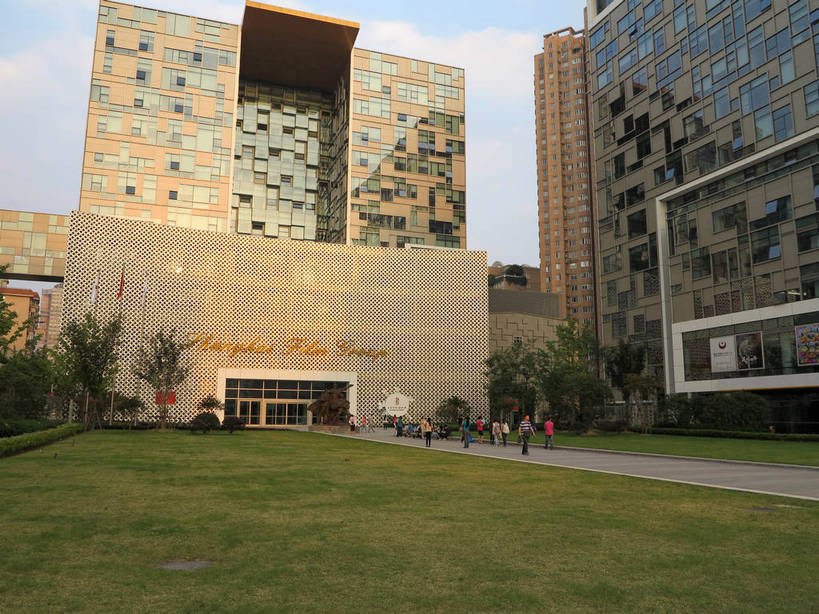 东方人,博物馆,高楼大厦,站,横图,室外,白天,仰视,度假,草地,草坪,美景,植物,城市风光,标志建筑,城市,大厦,地标,建筑,摩天大楼,上海,中国,亚洲,行人,游客,游人,阴影,服装,研究,光线,英文,标志,文字,影子,字符,字母,景观,云,云朵,许多人,教育,云彩,休闲装,黄种人,娱乐,标识,建设,路人,旅客,草,树,树木,衣服,蓝色,绿色,白云,蓝天,天空,阳光,自然,天,站着,一群人,享受,休闲,休闲服,景色,放松,服饰,徐家汇,生长,晴朗,成长,展览,英文字母,申,欣赏,陈列,东亚,徐汇区,上海市,中华人民共和国,沪,华东地区,典藏,过客,男人,男性,年轻男性,年轻女性,女人,女性,亚洲人,晴空,站立,彩图,低角度拍摄,全身,大楼,高层建筑,高楼,摩天楼,shslj1,上海电影博物馆