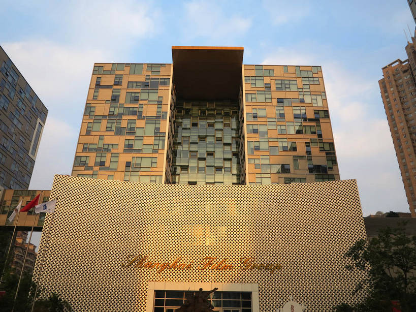 无人,博物馆,高楼大厦,横图,室外,白天,仰视,度假,美景,植物,城市风光,标志建筑,城市,大厦,地标,建筑,摩天大楼,雕塑,上海,中国,亚洲,阴影,研究,艺术,装饰,光线,英文,标志,雕刻,雕像,文字,影子,字符,字母,景观,云,云朵,教育,云彩,娱乐,标识,建设,树,树木,蓝色,绿色,白云,蓝天,天空,阳光,自然,工艺品,天,享受,休闲,景色,放松,徐家汇,生长,晴朗,成长,纪念,展览,英文字母,美术,申,欣赏,主题,陈列,东亚,徐汇区,上海市,中华人民共和国,沪,华东地区,功能,美学,典藏,晴空,彩图,低角度拍摄,大楼,高层建筑,高楼,摩天楼,shslj1,上海电影博物馆