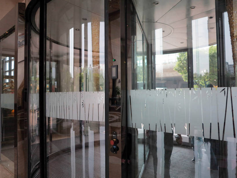 无人,宾馆,高楼大厦,横图,室外,白天,正面,度假,美景,门,城市风光,标志建筑,城市,大厦,地标,建筑,酒店,摩天大楼,玻璃,中国,亚洲,景观,娱乐,建设,江苏,无锡,玻璃制品,门框,享受,休闲,景色,放松,酒家,旅社,东亚,江苏省,中华人民共和国,华东地区,苏,无锡市,彩图,大楼,高层建筑,高楼,客店,客栈,旅店,旅馆,摩天楼,商旅,shslj1,无锡希尔顿逸林酒店