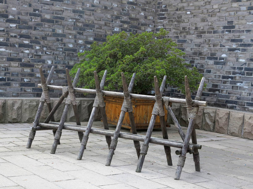 无人,栏杆,横图,室外,白天,正面,旅游,度假,名胜古迹,植物,标志建筑,地标,建筑,太湖,中国,亚洲,阴影,遗迹,光线,木制,盆栽,影子,栅栏,墙,篱笆,围栏,盆景,古迹,文物,娱乐,建设,城墙,古建筑,江苏,无锡,护栏,墙壁,墙面,绿色,阳光,自然,木制品,享受,休闲,旅游胜地,放松,城楼,生长,成长,坚硬,防御,古文明,东亚,三国城,江苏省,中华人民共和国,华东地区,苏,门楼,无锡市,坚固,彩图,shslj1,无锡三国影视城,无锡影视基地