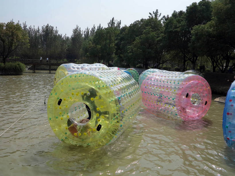 无人,横图,室外,白天,正面,旅游,度假,游戏,河流,美景,树林,水,植物,太湖,中国,亚洲,许多,阴影,波纹,光线,影子,河水,景观,水流,涟漪,很多,玩,娱乐,江苏,无锡,树,树木,蓝色,绿色,倒影,蓝天,水纹,天空,阳光,自然,波浪,天,享受,休闲,景色,放松,游乐设施,生长,晴朗,成长,活动,倒映,发泄,消遣,智力,自然风光,东亚,三国城,江苏省,万里无云,中华人民共和国,华东地区,苏,水晕,宣泄,无锡市,游艺设施,反照,晴空,晴空万里,玩耍,嬉戏,彩图,shslj1,无锡三国影视城,无锡影视基地,水上滚筒,水上游乐设施