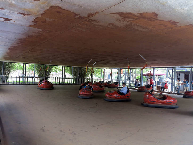 东方人,站,横图,室内,白天,正面,旅游,度假,游戏,植物,旗帜,太湖,中国,亚洲,许多,行人,游客,游人,服装,很多,许多人,玩,休闲装,黄种人,娱乐,旗子,江苏,无锡,路人,旅客,车,树,树木,衣服,红色,绿色,自然,站着,一群人,享受,休闲,休闲服,放松,服饰,游乐设施,碰碰车,生长,成长,活动,发泄,消遣,智力,载具,东亚,三国城,江苏省,中华人民共和国,华东地区,苏,宣泄,旌旗,旗号,无锡市,游艺设施,过客,男人,男性,年轻男性,年轻女性,女人,女性,中年男性,中年女性,亚洲人,玩耍,嬉戏,站立,彩图,全身,shslj1,无锡三国影视城,无锡影视基地