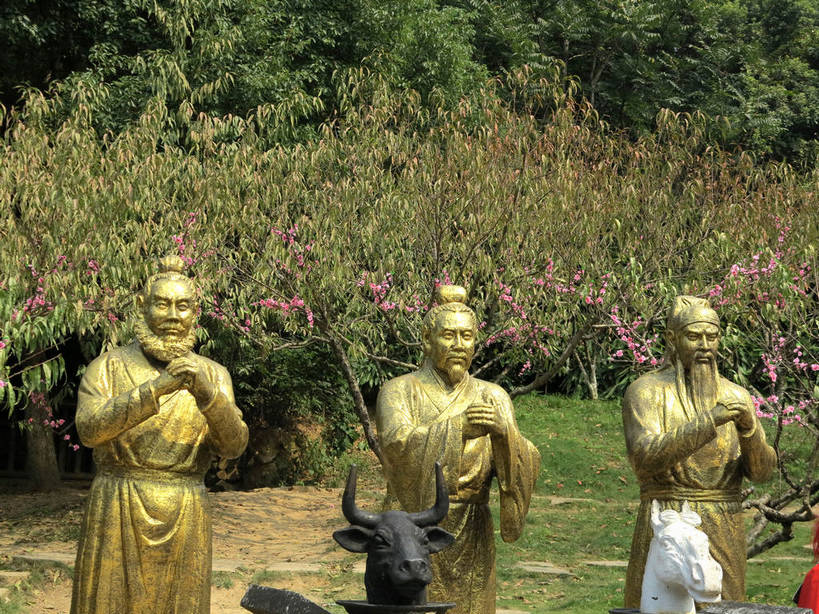 东方人,胡须,无人,三个人,兄弟,站,横图,室外,白天,正面,爱情,旅游,度假,草地,草坪,名胜古迹,树林,植物,标志建筑,地标,建筑,桃花,雕塑,太湖,中国,亚洲,一排,阴影,遗迹,艺术,整齐,装饰,盛开,光线,雕刻,雕像,影子,花蕾,黄种人,古迹,文物,娱乐,建设,古建筑,江苏,无锡,草,花,花瓣,花朵,鲜花,树,树木,排列,绿色,阳光,自然,工艺品,花苞,花蕊,站着,享受,休闲,金色,旅游胜地,放松,生长,成长,纪念,皇帝,美术,权威,俘虏,队列,高贵,主题,陈列,古文明,东亚,将军,三国城,江苏省,关公,刘备,中华人民共和国,华东地区,苏,功能,美学,权力,统治,权势,无锡市,天子,将领,九五之尊,圣上,统治者,陛下,官家,势力,男人,男性,中年男性,亚洲人,胡子,络腮胡,站立,半身,彩图,车骑将军,司隶校尉,张飞,张益德,张翼德,昭烈皇帝,烈祖,刘玄德,关长生,关羽,关云长,shslj1,结拜,情义,桃园结义,桃园三结义,无锡三国影视城,无锡影视基地