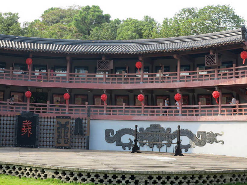 无人,家,栏杆,横图,室外,白天,正面,旅游,度假,草地,草坪,名胜古迹,植物,标志建筑,地标,建筑,照明,太湖,中国,亚洲,一排,吊挂,悬挂,遗迹,整齐,灯笼,瓦片,纸灯笼,房屋,屋顶,屋子,围栏,竞技场,挂,顶棚,瓦,古迹,文物,娱乐,建设,古建筑,江苏,无锡,护栏,楼房,住宅,草,树,树木,排列,红色,绿色,天空,自然,灯具,天,享受,休闲,旅游胜地,放松,建造,生长,成长,照亮,照明设备,场所,队列,区域,古文明,东亚,屋瓦,三国城,江苏省,中华人民共和国,华东地区,苏,无锡市,彩图,房子,shslj1,无锡三国影视城,无锡影视基地,校场