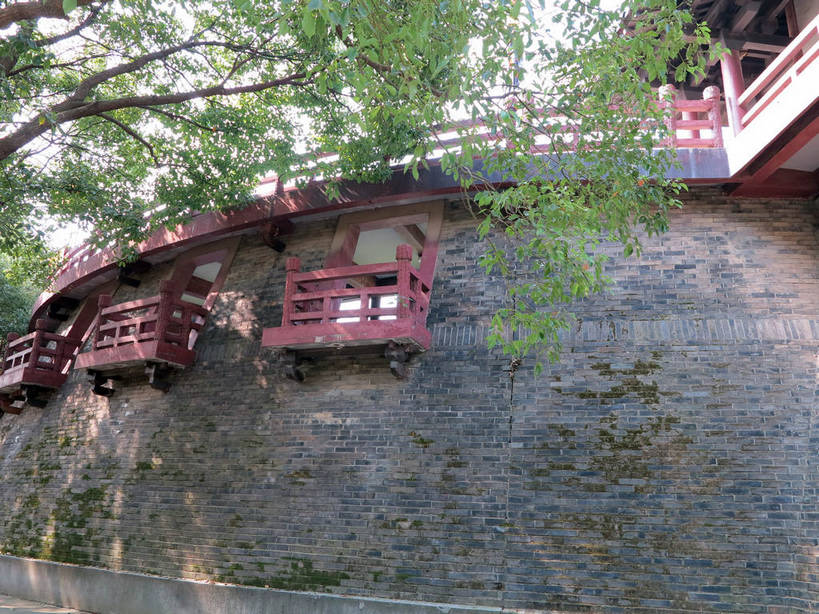 无人,栏杆,横图,室外,白天,仰视,旅游,度假,名胜古迹,植物,标志建筑,地标,建筑,太湖,中国,亚洲,阴影,遗迹,光线,影子,墙,围栏,枝条,竞技场,古迹,文物,娱乐,建设,古建筑,江苏,无锡,护栏,墙壁,墙面,树,树木,树枝,绿色,阳光,自然,享受,休闲,旅游胜地,放松,生长,成长,场所,区域,古文明,东亚,三国城,江苏省,中华人民共和国,华东地区,苏,无锡市,虬枝,枝杈,彩图,低角度拍摄,shslj1,无锡三国影视城,无锡影视基地,校场