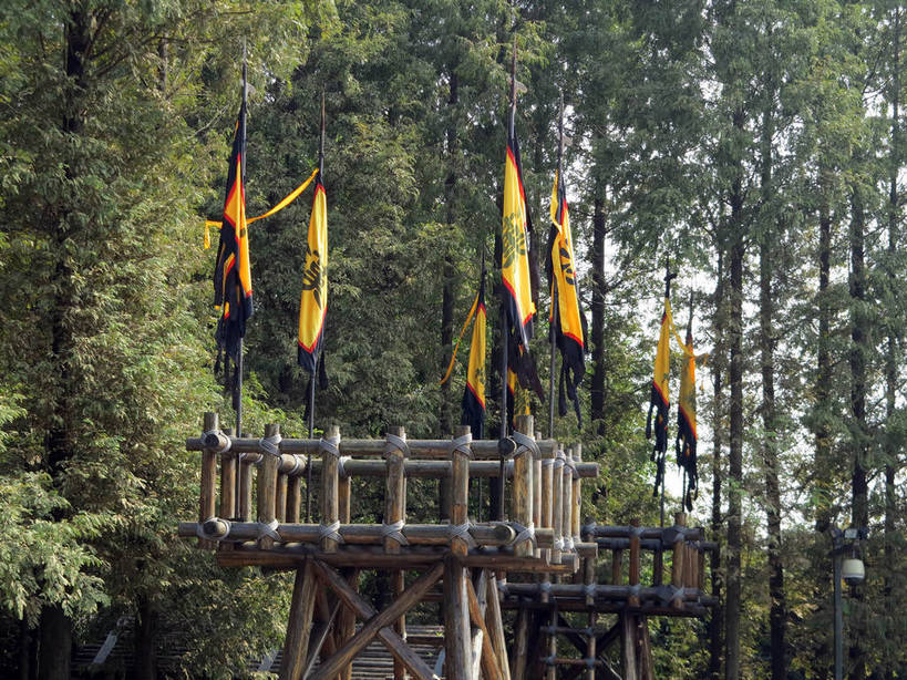 无人,横图,室外,白天,正面,旅游,度假,名胜古迹,树林,植物,标志建筑,地标,建筑,旗帜,太湖,中国,亚洲,阴影,遗迹,飘扬,光线,影子,竞技场,古迹,文物,娱乐,旗子,建设,古建筑,江苏,无锡,树,树木,黄色,绿色,阳光,自然,享受,休闲,旅游胜地,放松,生长,成长,飘逸,场所,飞扬,区域,古文明,东亚,三国城,江苏省,中华人民共和国,华东地区,苏,旌旗,旗号,无锡市,彩图,shslj1,无锡三国影视城,无锡影视基地,校场