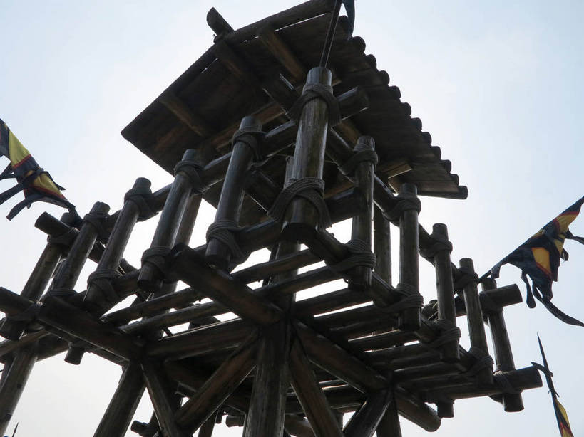 无人,栏杆,横图,室外,白天,仰视,旅游,度假,名胜古迹,标志建筑,地标,建筑,旗帜,太湖,中国,亚洲,阴影,遗迹,飘扬,光线,木制,瓦片,影子,屋顶,围栏,竞技场,顶棚,瓦,古迹,文物,娱乐,旗子,建设,古建筑,江苏,无锡,护栏,蓝色,蓝天,天空,阳光,木制品,天,享受,休闲,旅游胜地,放松,建造,晴朗,飘逸,场所,飞扬,区域,古文明,东亚,屋瓦,三国城,江苏省,万里无云,中华人民共和国,华东地区,苏,旌旗,旗号,无锡市,晴空,晴空万里,彩图,低角度拍摄,shslj1,无锡三国影视城,无锡影视基地,校场