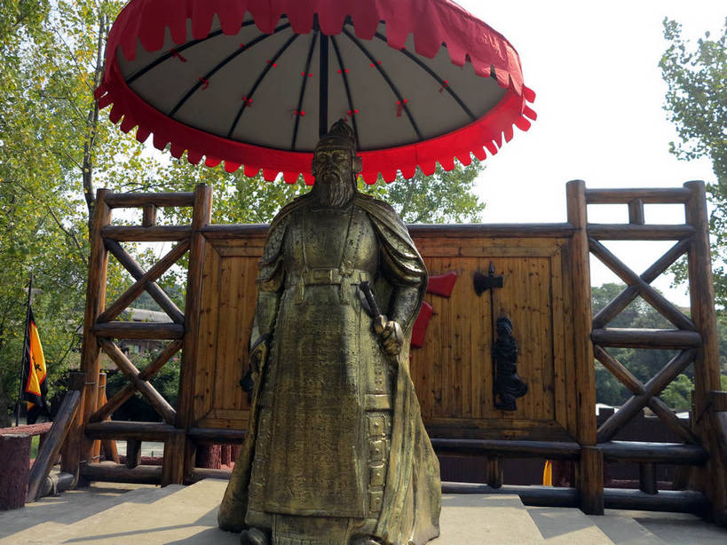 东方人,一个人,无人,站,横图,室外,白天,仰视,民族服装,旅游,度假,名胜古迹,植物,标志建筑,地标,建筑,旗帜,雕塑,太湖,中国,亚洲,仅一个男性,仅一个人,仅一个中年男性,阴影,遗迹,艺术,装饰,光线,雕刻,雕像,伞,影子,竞技场,黄种人,古迹,文物,娱乐,旗子,建设,古建筑,江苏,无锡,树,树木,红色,绿色,天空,阳光,自然,工艺品,天,站着,享受,休闲,金色,旅游胜地,放松,生长,成长,纪念,美术,场所,主题,区域,用具,器具,陈列,古文明,东亚,三国城,江苏省,一尊,中华人民共和国,华东地区,苏,功能,美学,旌旗,旗号,无锡市,宝伞,男人,男性,中年男性,亚洲人,站立,彩图,低角度拍摄,全身,传统服装,民俗服,shslj1,无锡三国影视城,无锡影视基地,佛教法器,校场