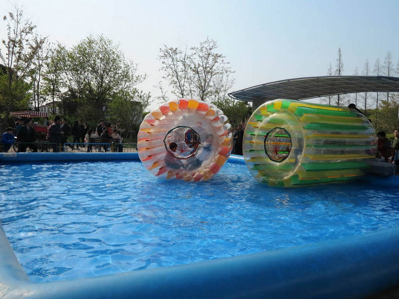 东方人,儿童,站,坐,横图,室外,白天,正面,旅游,度假,游戏,纯洁,美景,植物,上海,中国,亚洲,行人,游客,游人,阴影,波纹,服装,光线,影子,池塘,景观,水池,涟漪,许多人,玩,休闲装,黄种人,娱乐,路人,旅客,树,树木,两个,小孩,衣服,蓝色,绿色,倒影,蓝天,水纹,天空,阳光,自然,波浪,天,站着,一群人,享受,休闲,休闲服,橙色,景色,放松,可爱,童年,童趣,服饰,游乐设施,上海植物园,龙吴路,生长,晴朗,成长,活动,申,倒映,发泄,消遣,智力,自然风光,童真,东亚,烂漫,无邪,徐汇区,上海市,万里无云,中华人民共和国,沪,华东地区,水晕,宣泄,游艺设施,反照,过客,天真,男孩,男人,男性,年轻男性,年轻女性,女孩,女人,女性,中年男性,中年女性,亚洲人,晴空,晴空万里,玩耍,嬉戏,站立,坐着,半身,彩图,男生,女生,shslj1,水上滚筒,水上游乐设施