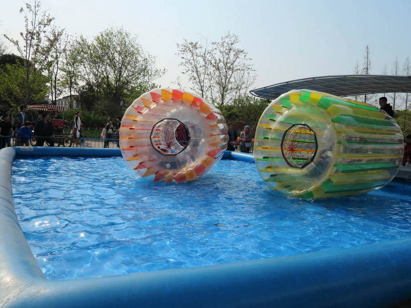 东方人,儿童,站,坐,横图,室外,白天,正面,旅游,度假,游戏,纯洁,美景,植物,上海,中国,亚洲,行人,游客,游人,阴影,波纹,服装,光线,影子,池塘,景观,水池,涟漪,许多人,玩,休闲装,黄种人,娱乐,路人,旅客,树,树木,两个,小孩,衣服,蓝色,绿色,倒影,蓝天,水纹,天空,阳光,自然,波浪,天,站着,一群人,享受,休闲,休闲服,橙色,景色,放松,可爱,童年,童趣,服饰,游乐设施,上海植物园,龙吴路,生长,晴朗,成长,活动,申,倒映,发泄,消遣,智力,自然风光,童真,东亚,烂漫,无邪,徐汇区,上海市,万里无云,中华人民共和国,沪,华东地区,水晕,宣泄,游艺设施,反照,过客,天真,男孩,男人,男性,年轻男性,年轻女性,女孩,女人,女性,中年男性,中年女性,亚洲人,晴空,晴空万里,玩耍,嬉戏,站立,坐着,半身,彩图,男生,女生,shslj1,水上滚筒,水上游乐设施