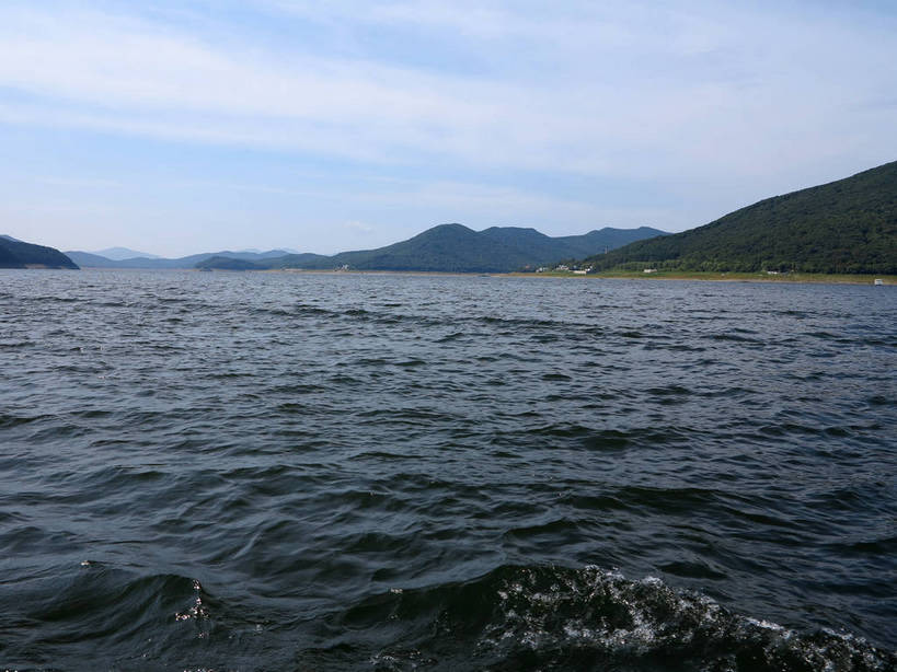 无人,横图,室外,白天,正面,旅游,度假,湖,湖泊,美景,森林,山,山脉,树林,水,植物,长白山,中国,亚洲,阴影,波纹,光线,影子,湖面,景观,山峰,水流,水面,云,云朵,涟漪,山峦,云彩,娱乐,树,树木,蓝色,绿色,白云,蓝天,水纹,天空,阳光,自然,波浪,湖水,群山,天,享受,休闲,景色,放松,生长,晴朗,成长,自然风光,东亚,吉林,吉林省,中华人民共和国,水晕,东北地区,吉,晴空,彩图,长白山脉,吉林市,shslj1,松花湖风景名胜区,松花湖风景区