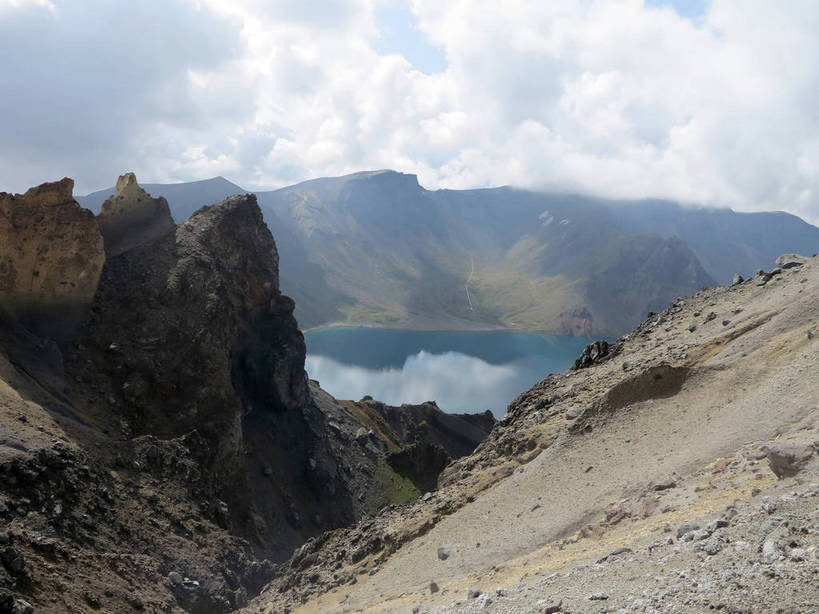 无人,横图,俯视,室外,白天,旅游,度假,湖,湖泊,石头,美景,山,山脉,水,长白山,中国,亚洲,阴影,光线,石子,影子,湖面,景观,山峰,水流,水面,云,云朵,山峦,云彩,娱乐,蓝色,白云,蓝天,天空,阳光,自然,湖水,群山,天,享受,休闲,景色,放松,晴朗,自然风光,东亚,天池,吉林,吉林省,中华人民共和国,东北地区,吉,石块,岩石,晴空,彩图,高角度拍摄,长白山脉,shslj1