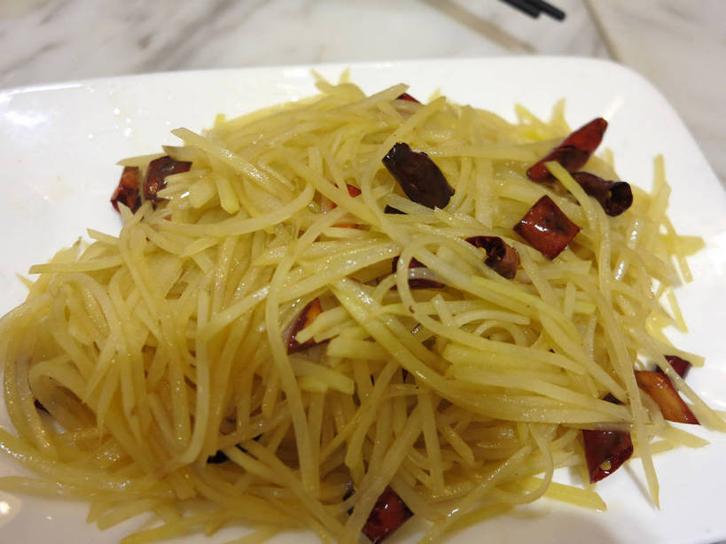 无人,横图,俯视,室内,特写,白天,烹饪,中餐,餐桌,筷子,桌子,辣椒,蔬菜,土豆,餐具,一双,新鲜,碟子,盘,陶瓷,大理石,调味,香料,佐料,料理,食品,陶瓷制品,文化,传统,香辣土豆丝,土豆丝,菜肴,美食,食物,红色,白色,盘子,碟,中式,佳肴,有机食品,绿色食品,餐台,中华料理,礼节,配料,川菜,礼仪,辣角,红海椒,大椒,辣虎,广椒,馍馍蛋,作料,大理石制品,四川菜,进餐用具,洋芋,山药蛋,马铃薯,辣子,红辣椒,海椒,番椒,彩图,高角度拍摄,shslj1