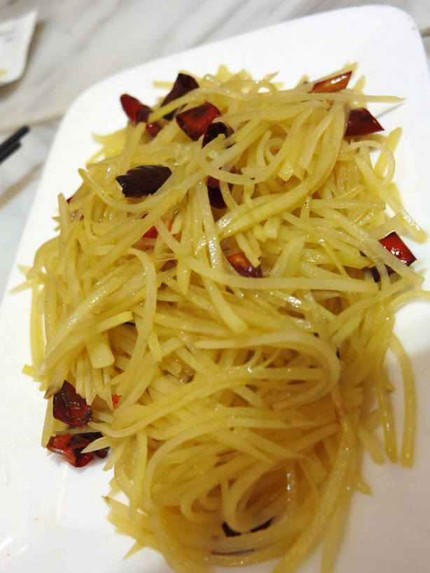 无人,竖图,俯视,室内,特写,白天,烹饪,中餐,餐桌,筷子,桌子,辣椒,蔬菜,土豆,餐具,一双,新鲜,碟子,盘,陶瓷,大理石,调味,香料,佐料,料理,食品,陶瓷制品,文化,传统,香辣土豆丝,土豆丝,菜肴,美食,食物,红色,白色,盘子,碟,中式,佳肴,有机食品,绿色食品,餐台,中华料理,礼节,配料,川菜,礼仪,辣角,红海椒,大椒,辣虎,广椒,馍馍蛋,作料,大理石制品,四川菜,进餐用具,洋芋,山药蛋,马铃薯,辣子,红辣椒,海椒,番椒,彩图,高角度拍摄,shslj1