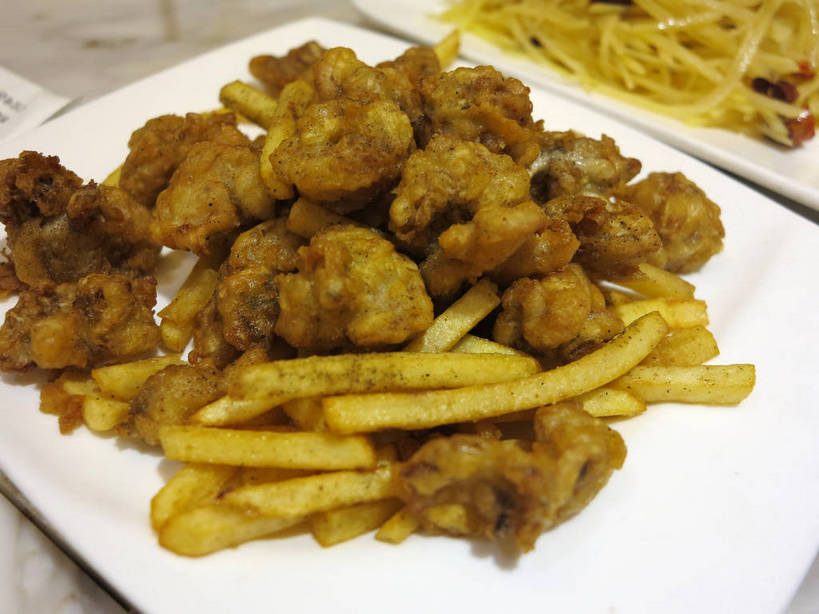 无人,横图,俯视,室内,特写,白天,烹饪,西餐,中餐,餐桌,桌子,辣椒,蔬菜,土豆,餐具,新鲜,碟子,盘,陶瓷,大理石,调味,肉,香料,佐料,料理,食品,陶瓷制品,薯条,香辣土豆丝,土豆丝,菜肴,美食,肉类,食物,红色,白色,盘子,碟,快餐,中式,西式,佳肴,有机食品,绿色食品,餐台,中华料理,配料,川菜,肉食,西式快餐,垃圾食品,辣角,红海椒,大椒,辣虎,广椒,馍馍蛋,作料,大理石制品,四川菜,洋芋,山药蛋,马铃薯,辣子,红辣椒,海椒,番椒,彩图,高角度拍摄,shslj1