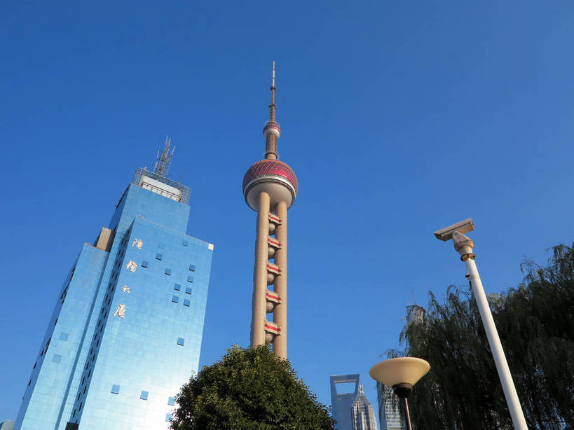 无人,横图,室外,白天,仰视,旅游,度假,植物,窗户,落地窗,标志建筑,地标,建筑,路灯,照明,上海,中国,亚洲,一排,许多,阴影,整齐,并列,并排,高大,光线,图形,影子,塔,灯光,很多,几何,宏伟,娱乐,建设,东方明珠,浦东,玻璃窗,灯,树,树木,排列,一个,蓝色,绿色,紫色,蓝天,天空,阳光,自然,天,享受,休闲,球体,旅游胜地,放松,环球金融中心,生长,晴朗,单个,成长,照亮,申,照明设备,队列,数学,电视塔,平行,玻璃幕墙,金融中心,陆家嘴,陆家嘴金融贸易区,浦东新区,上海环球金融中心,东亚,东方明珠广播电视塔,东方明珠电视塔,上海市,万里无云,中华人民共和国,沪,华东地区,高峻,嵬峨,环球金融中心大厦,晴空,晴空万里,彩图,低角度拍摄,几何图形,立体几何,立体图形,东方明珠塔,shslj1,港务大厦