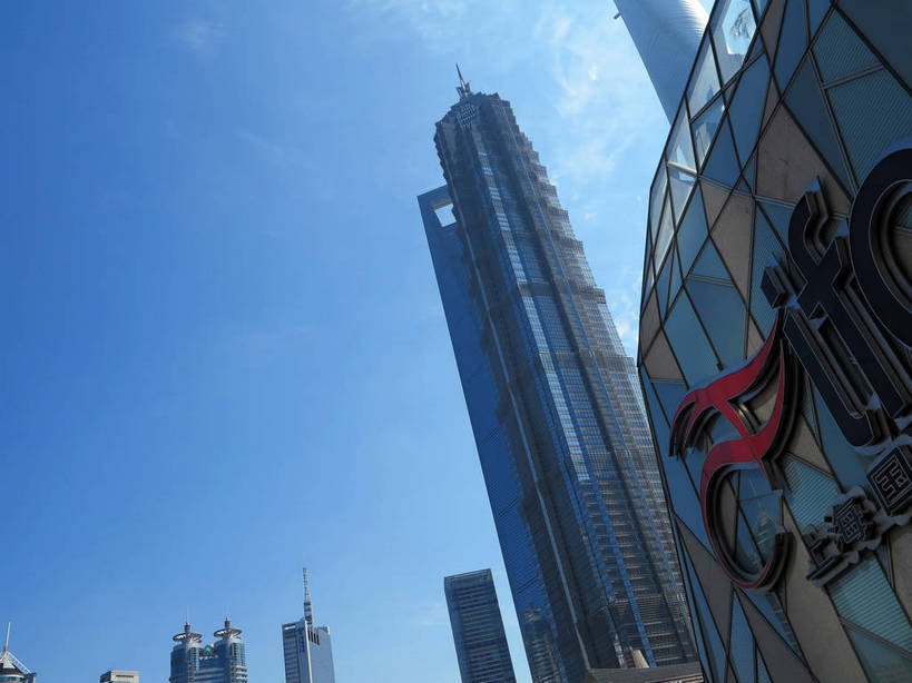 无人,高楼大厦,横图,室外,白天,仰视,度假,美景,城市风光,标志建筑,城市,大厦,地标,建筑,摩天大楼,上海,中国,亚洲,阴影,光线,英文,标志,文字,影子,字符,字母,景观,云,云朵,建筑群,云彩,娱乐,标识,建设,金茂大厦,浦东,蓝色,白云,蓝天,天空,阳光,天,享受,休闲,汉字,景色,放松,环球金融中心,晴朗,英文字母,申,中文,金融中心,陆家嘴,陆家嘴金融贸易区,浦东新区,上海环球金融中心,东亚,上海国际金融中心,上海市,中华人民共和国,沪,华东地区,国文,华文,金茂大楼,环球金融中心大厦,晴空,彩图,低角度拍摄,大楼,高层建筑,高楼,摩天楼,上海国金中心,上海中心大厦,shslj1,上海国金中心商场