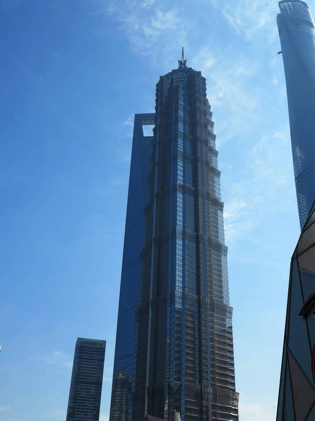 无人,高楼大厦,竖图,室外,白天,仰视,度假,美景,窗户,落地窗,城市风光,标志建筑,城市,大厦,地标,建筑,摩天大楼,上海,中国,亚洲,一排,许多,阴影,整齐,并列,并排,光线,影子,景观,云,云朵,建筑群,很多,云彩,娱乐,建设,金茂大厦,浦东,玻璃窗,排列,蓝色,白云,蓝天,天空,阳光,天,享受,休闲,景色,放松,环球金融中心,晴朗,申,队列,平行,玻璃幕墙,金融中心,陆家嘴,陆家嘴金融贸易区,浦东新区,上海环球金融中心,东亚,上海市,中华人民共和国,沪,华东地区,金茂大楼,环球金融中心大厦,晴空,彩图,低角度拍摄,大楼,高层建筑,高楼,摩天楼,shslj1,21世纪中心大厦