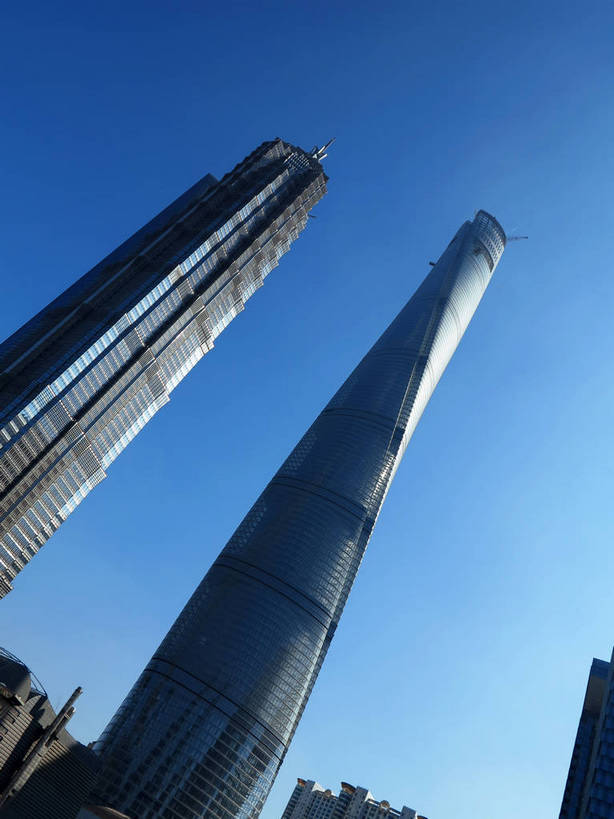 无人,高楼大厦,竖图,室外,白天,仰视,度假,美景,窗户,落地窗,城市风光,标志建筑,城市,大厦,地标,建筑,摩天大楼,上海,中国,亚洲,一排,许多,阴影,整齐,并列,并排,光线,影子,景观,建筑群,很多,娱乐,建设,金茂大厦,浦东,玻璃窗,排列,蓝色,蓝天,天空,阳光,天,享受,休闲,景色,放松,晴朗,申,队列,平行,玻璃幕墙,金融中心,陆家嘴,陆家嘴金融贸易区,浦东新区,东亚,上海市,万里无云,两幢,中华人民共和国,沪,华东地区,金茂大楼,晴空,晴空万里,彩图,低角度拍摄,大楼,高层建筑,高楼,摩天楼,上海中心大厦,shslj1