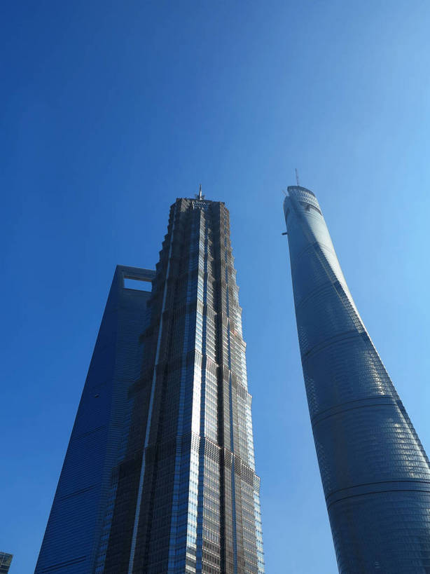 无人,高楼大厦,竖图,室外,特写,白天,仰视,度假,美景,窗户,落地窗,城市风光,标志建筑,城市,大厦,地标,建筑,摩天大楼,上海,中国,亚洲,一排,许多,阴影,整齐,并列,并排,光线,影子,景观,建筑群,很多,娱乐,建设,金茂大厦,浦东,玻璃窗,排列,蓝色,蓝天,天空,阳光,天,享受,休闲,景色,放松,环球金融中心,晴朗,申,队列,平行,玻璃幕墙,金融中心,陆家嘴,陆家嘴金融贸易区,浦东新区,上海环球金融中心,东亚,上海市,万里无云,中华人民共和国,沪,华东地区,三幢,金茂大楼,环球金融中心大厦,晴空,晴空万里,彩图,低角度拍摄,大楼,高层建筑,高楼,摩天楼,上海中心大厦,shslj1