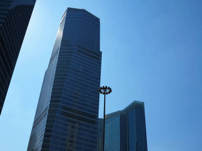 无人,高楼大厦,横图,室外,白天,仰视,旅游,度假,窗户,落地窗,标志建筑,大厦,地标,建筑,路灯,摩天大楼,照明,上海,中国,亚洲,一排,许多,阴影,整齐,并列,并排,光线,影子,灯光,很多,娱乐,建设,浦东,玻璃窗,灯,排列,一个,蓝色,蓝天,天空,阳光,天,享受,休闲,旅游胜地,放松,晴朗,单个,照亮,申,照明设备,队列,平行,玻璃幕墙,金融中心,陆家嘴,陆家嘴金融贸易区,浦东新区,东亚,上海国际金融中心,上海市,万里无云,中华人民共和国,沪,华东地区,晴空,晴空万里,彩图,低角度拍摄,大楼,高层建筑,高楼,摩天楼,上海国金中心,shslj1,上海国金中心商场