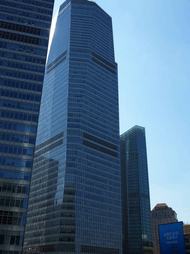 无人,高楼大厦,竖图,室外,白天,仰视,度假,美景,窗户,落地窗,城市风光,标志建筑,城市,大厦,地标,建筑,摩天大楼,上海,中国,亚洲,一排,许多,阴影,整齐,并列,并排,光线,影子,景观,建筑群,很多,娱乐,建设,浦东,玻璃窗,排列,蓝色,蓝天,天空,阳光,天,享受,休闲,景色,放松,晴朗,申,队列,平行,玻璃幕墙,金融中心,陆家嘴,陆家嘴金融贸易区,浦东新区,东亚,上海国际金融中心,上海市,万里无云,中华人民共和国,沪,华东地区,晴空,晴空万里,彩图,低角度拍摄,大楼,高层建筑,高楼,摩天楼,上海国金中心,shslj1,上海国金中心商场