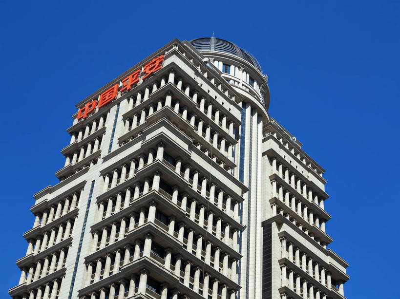 无人,高楼大厦,横图,室外,特写,白天,仰视,旅游,度假,窗户,标志建筑,大厦,地标,建筑,摩天大楼,上海,中国,亚洲,一排,一幢,许多,阴影,整齐,并列,并排,光线,标志,文字,影子,柱子,字符,很多,娱乐,标识,建设,浦东,玻璃窗,排列,红色,蓝色,蓝天,天空,阳光,天,享受,休闲,汉字,旅游胜地,放松,晴朗,申,队列,中文,平行,金融中心,陆家嘴,陆家嘴金融贸易区,浦东新区,东亚,平安金融大厦,上海市,万里无云,中华人民共和国,沪,华东地区,国文,华文,晴空,晴空万里,彩图,低角度拍摄,大楼,高层建筑,高楼,摩天楼,中国平安金融大厦,shslj1