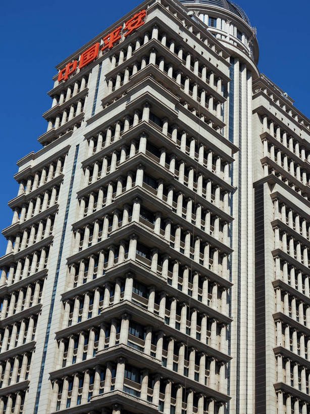 无人,高楼大厦,竖图,室外,特写,白天,仰视,旅游,度假,窗户,标志建筑,大厦,地标,建筑,摩天大楼,上海,中国,亚洲,一排,一幢,许多,阴影,整齐,并列,并排,光线,标志,文字,影子,柱子,字符,很多,娱乐,标识,建设,浦东,玻璃窗,排列,红色,蓝色,蓝天,天空,阳光,天,享受,休闲,汉字,旅游胜地,放松,晴朗,申,队列,中文,平行,金融中心,陆家嘴,陆家嘴金融贸易区,浦东新区,东亚,平安金融大厦,上海市,万里无云,中华人民共和国,沪,华东地区,国文,华文,晴空,晴空万里,彩图,低角度拍摄,大楼,高层建筑,高楼,摩天楼,中国平安金融大厦,shslj1