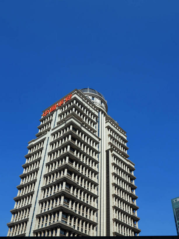 无人,高楼大厦,竖图,室外,特写,白天,仰视,旅游,度假,窗户,标志建筑,大厦,地标,建筑,摩天大楼,上海,中国,亚洲,一排,一幢,许多,阴影,整齐,并列,并排,光线,标志,文字,影子,柱子,字符,很多,娱乐,标识,建设,浦东,玻璃窗,排列,红色,蓝色,蓝天,天空,阳光,天,享受,休闲,汉字,旅游胜地,放松,晴朗,申,队列,中文,平行,金融中心,陆家嘴,陆家嘴金融贸易区,浦东新区,东亚,平安金融大厦,上海市,万里无云,中华人民共和国,沪,华东地区,国文,华文,晴空,晴空万里,彩图,低角度拍摄,大楼,高层建筑,高楼,摩天楼,中国平安金融大厦,shslj1