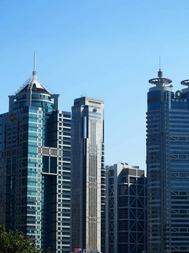 无人,高楼大厦,竖图,室外,白天,正面,度假,美景,窗户,落地窗,城市风光,标志建筑,城市,大厦,地标,建筑,摩天大楼,上海,中国,亚洲,一排,许多,阴影,整齐,并列,并排,光线,影子,景观,云,云朵,建筑群,很多,云彩,娱乐,建设,浦东,玻璃窗,排列,蓝色,白云,蓝天,天空,阳光,天,享受,休闲,景色,放松,晴朗,申,队列,平行,玻璃幕墙,金融中心,陆家嘴,陆家嘴金融贸易区,浦东新区,东亚,上海招商局大厦,上海市,中华人民共和国,沪,华东地区,中国保险大厦,晴空,彩图,大楼,高层建筑,高楼,摩天楼,shslj1