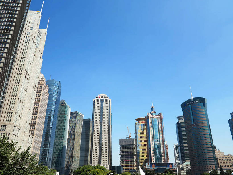 无人,高楼大厦,横图,全景,室外,白天,仰视,度假,美景,树林,天际线,植物,窗户,落地窗,城市风光,标志建筑,城市,大厦,地标,建筑,摩天大楼,上海,中国,亚洲,一排,许多,阴影,整齐,并列,并排,光线,影子,景观,建筑群,很多,娱乐,建设,浦东,玻璃窗,树,树木,排列,蓝色,绿色,蓝天,天空,阳光,自然,天,享受,休闲,景色,放松,生长,晴朗,成长,申,队列,平行,玻璃幕墙,金融中心,陆家嘴,陆家嘴金融贸易区,浦东新区,东亚,上海市,万里无云,中华人民共和国,沪,华东地区,时代金融中心,晴空,晴空万里,彩图,低角度拍摄,大楼,高层建筑,高楼,摩天楼,上海银行大厦,shslj1,黄金置地大厦,上海恒生银行大厦,上海农银大厦