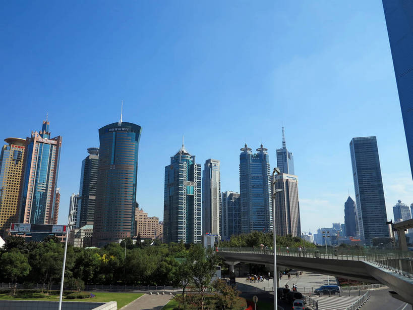 无人,高楼大厦,横图,全景,室外,白天,正面,度假,草地,草坪,美景,树林,天际线,植物,城市风光,标志建筑,城市,大厦,道路,地标,建筑,路,路灯,摩天大楼,公路,照明,上海,中国,亚洲,阴影,光线,影子,景观,建筑群,灯光,交通,娱乐,建设,浦东,灯,草,树,树木,蓝色,绿色,蓝天,天空,阳光,自然,天,享受,休闲,景色,放松,生长,晴朗,成长,照亮,申,照明设备,金融中心,陆家嘴,陆家嘴金融贸易区,浦东新区,东亚,上海招商局大厦,上海市,万里无云,中华人民共和国,沪,华东地区,上海世界金融大厦,中国保险大厦,上海信息大楼,渣打银行大厦,晴空,晴空万里,马路,彩图,大楼,高层建筑,高楼,摩天楼,华夏银行大厦,世界金融大厦,shslj1,21世纪中心大厦