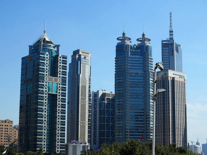 无人,高楼大厦,横图,室外,白天,正面,度假,技术,美景,树林,植物,城市风光,标志建筑,城市,大厦,地标,建筑,摩天大楼,上海,中国,亚洲,阴影,光线,影子,景观,云,云朵,建筑群,云彩,娱乐,设备,建设,浦东,吊车,树,树木,施工,蓝色,绿色,白云,蓝天,天空,阳光,自然,交通工具,天,享受,休闲,机械,起重机,景色,放松,生长,晴朗,成长,吊机,申,工程,载具,金融中心,陆家嘴,陆家嘴金融贸易区,浦东新区,东亚,上海招商局大厦,上海市,中华人民共和国,沪,华东地区,工作车,施工车,汽车吊,中国保险大厦,上海信息大楼,渣打银行大厦,晴空,彩图,大楼,高层建筑,高楼,摩天楼,shslj1