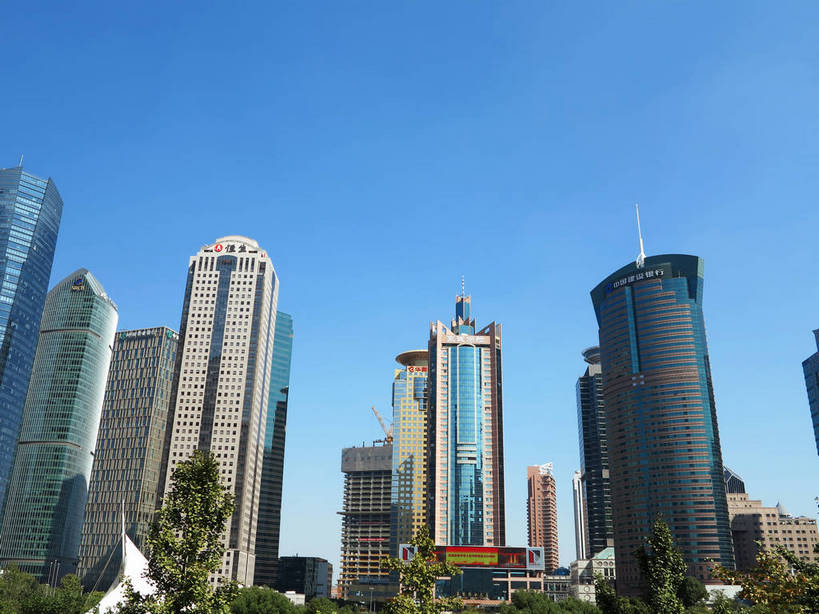 无人,高楼大厦,横图,室外,白天,仰视,度假,美景,树林,植物,城市风光,标志建筑,城市,大厦,地标,建筑,摩天大楼,上海,中国,亚洲,阴影,光线,影子,景观,建筑群,娱乐,建设,浦东,树,树木,蓝色,绿色,蓝天,天空,阳光,自然,天,享受,休闲,景色,放松,生长,晴朗,成长,申,金融中心,陆家嘴,陆家嘴金融贸易区,浦东新区,东亚,上海招商局大厦,上海市,万里无云,中华人民共和国,沪,华东地区,上海世界金融大厦,中国保险大厦,晴空,晴空万里,彩图,低角度拍摄,大楼,高层建筑,高楼,摩天楼,华夏银行大厦,世界金融大厦,shslj1